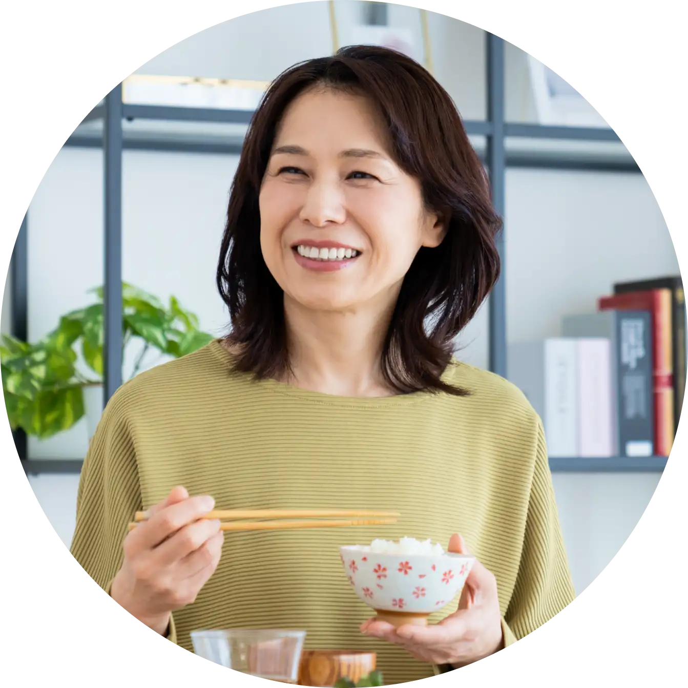 笑顔でご飯を食べている女性の写真